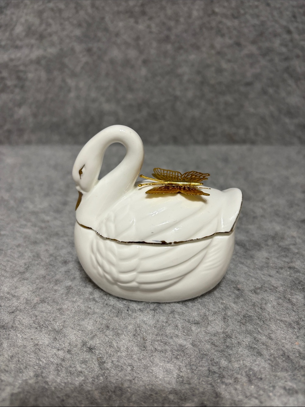 VINTAGE LEFTON BONE CHINA SWAN WHITE TRINKET BOX GOLD BUTTERFLY TRIM 1987 05986 - Picture 3 of 11